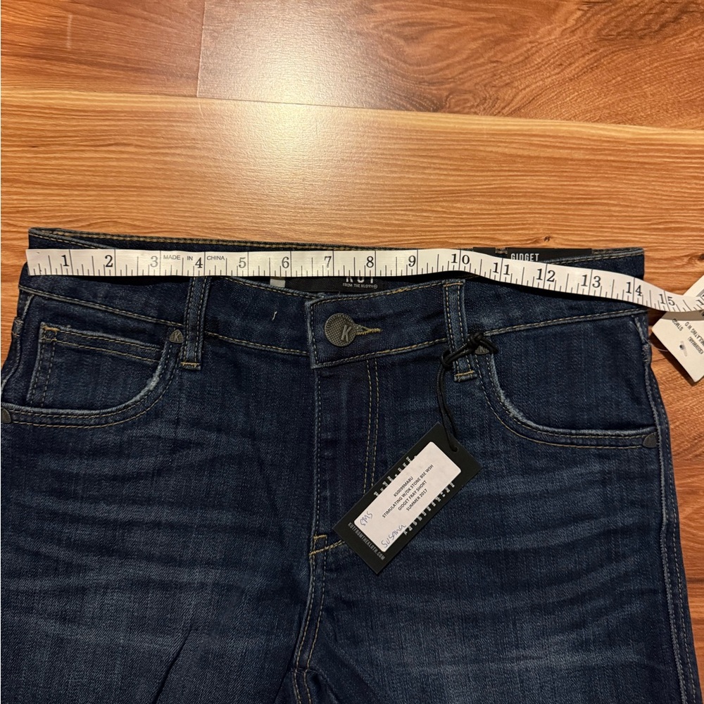 Kut from the Kloth Gidget Fray Shorts - Picture 6 of 7